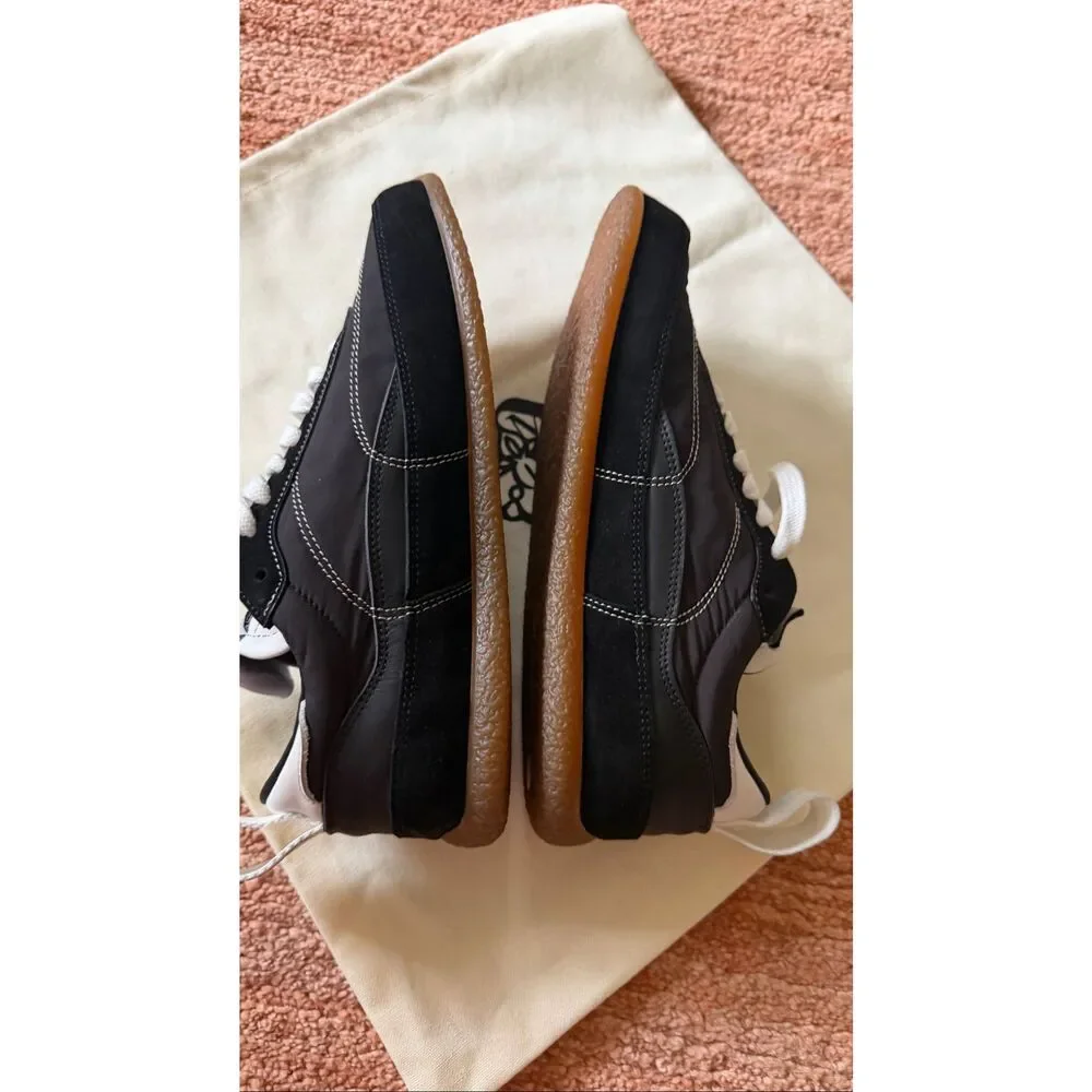 Black Low Top Sneakers Contrast Stitch Gum Sole EU 37